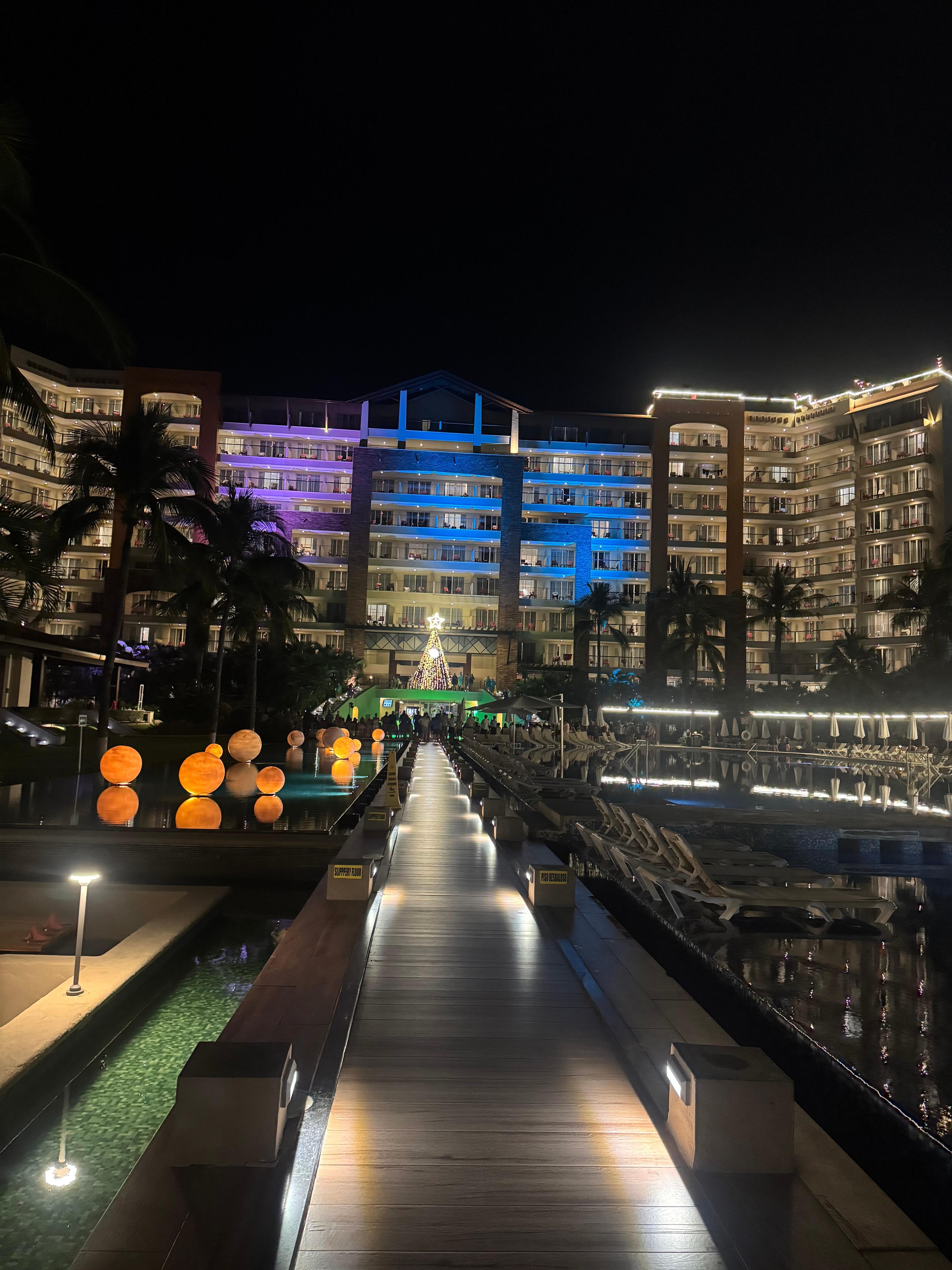 Beautiful evenings with live entertainment.
