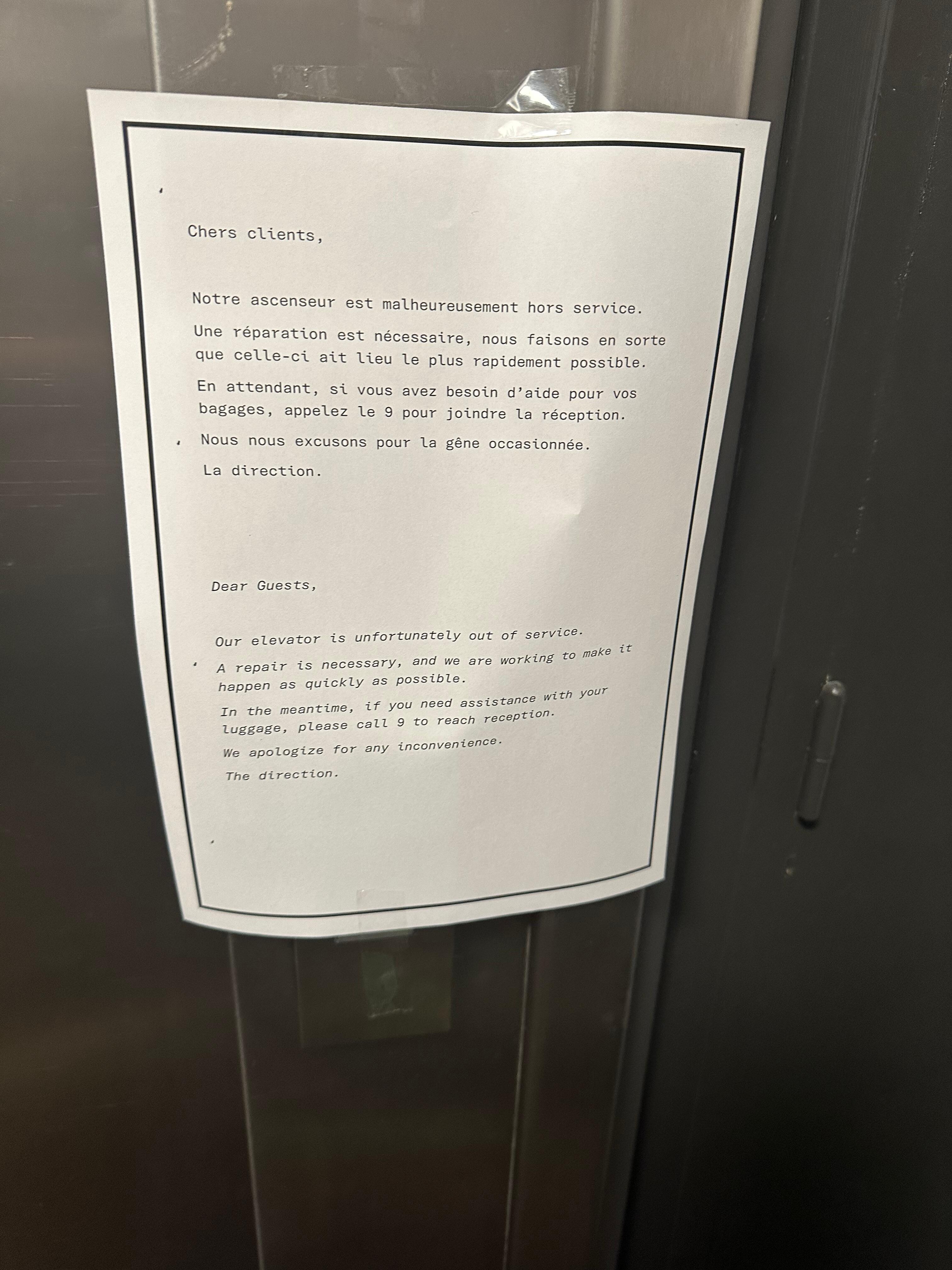 Pour couronner le tout, un ascenseur hors service. Problématique déjà existante lors du précédent séjour de ma collaboratrice. 