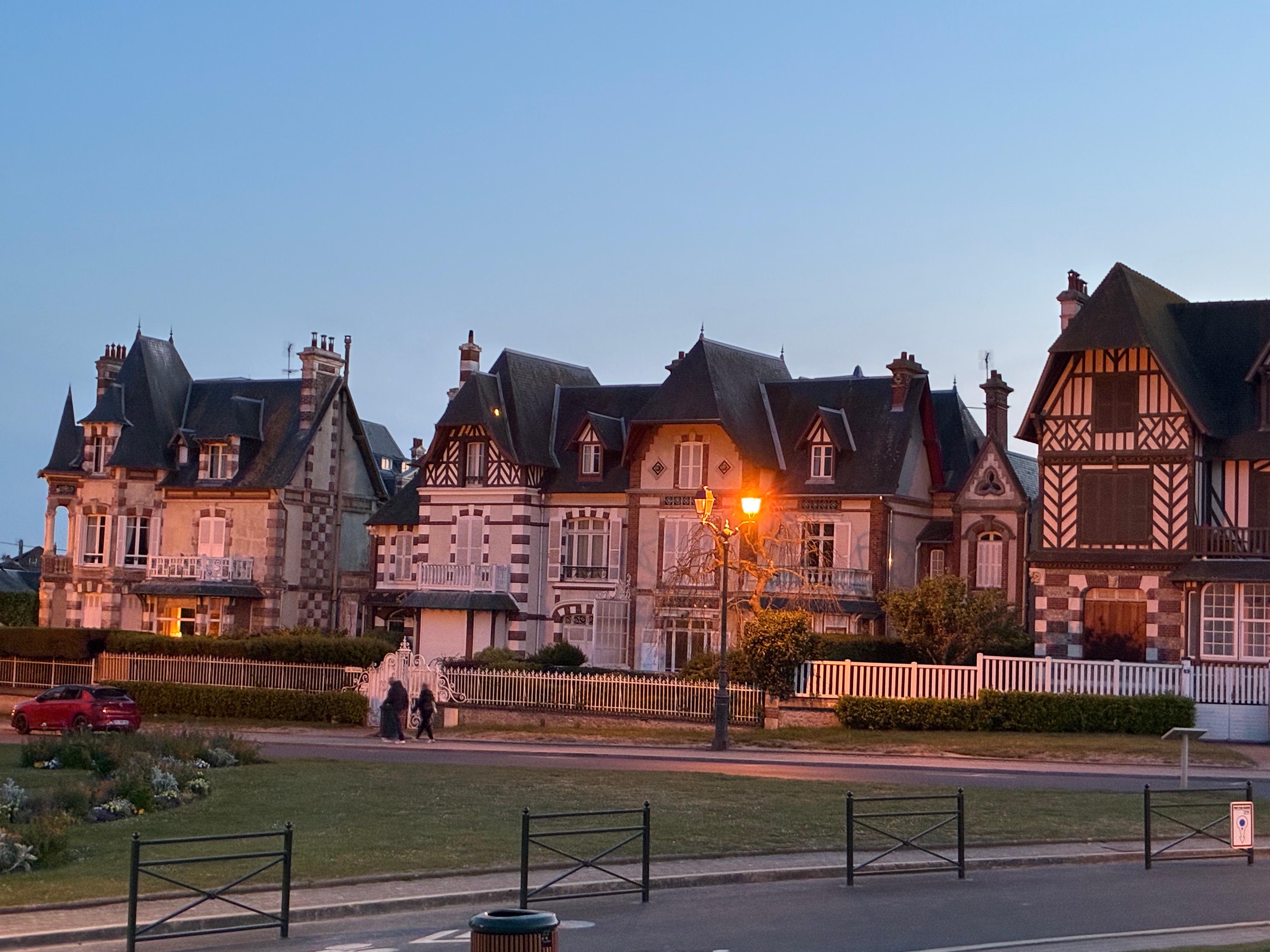 Abendstimmung im Zentrum von Cabourg