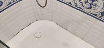 Moisissures dans les joints de la douche.