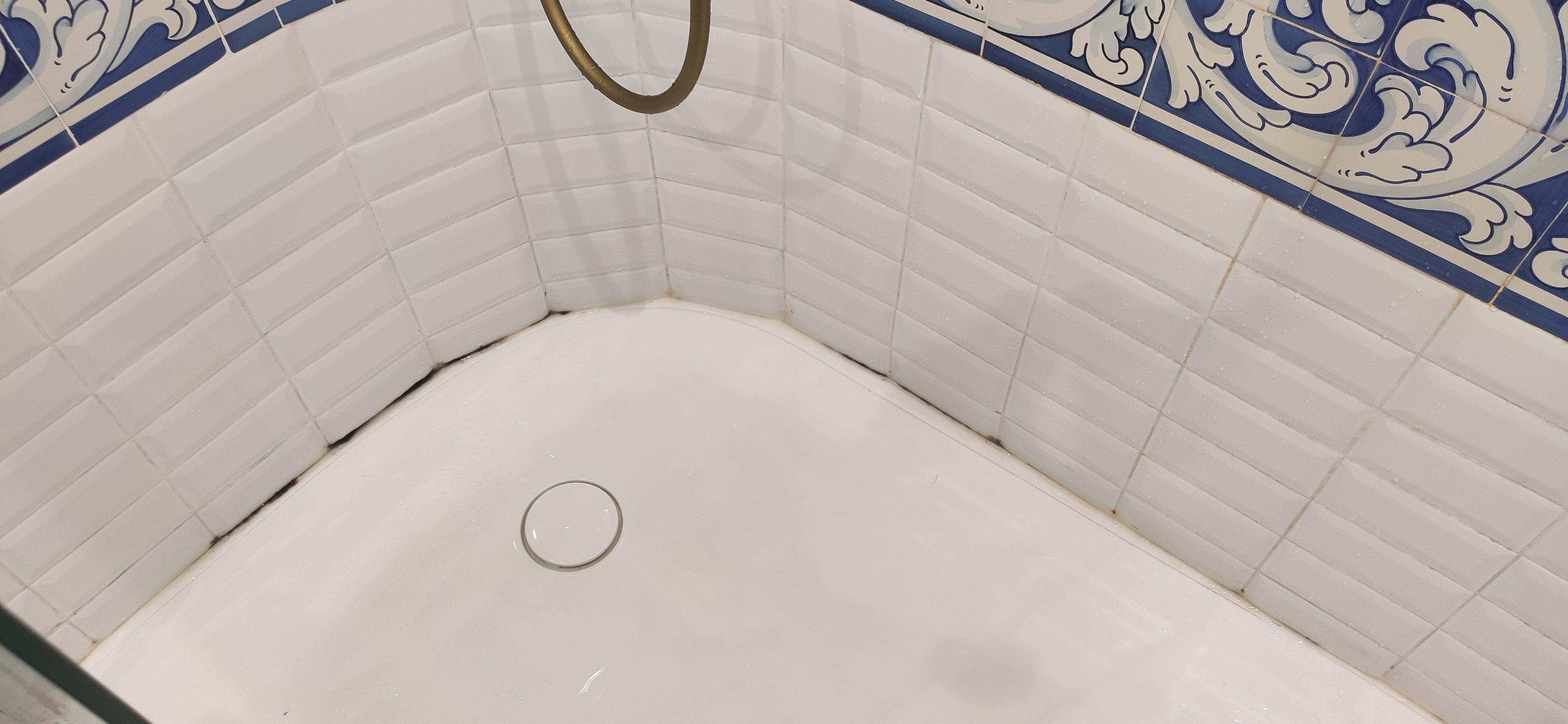 Moisissures dans les joints de la douche.