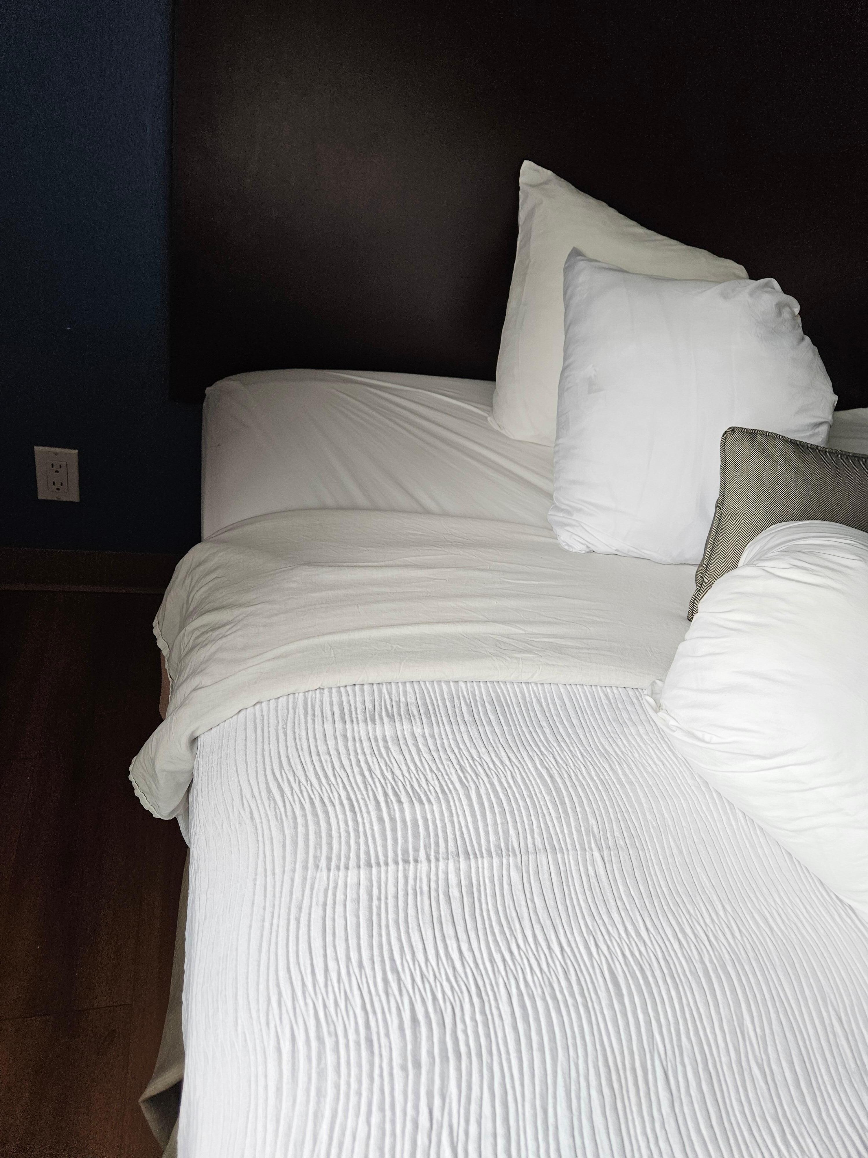 Sheets are yellowed and smelly. 