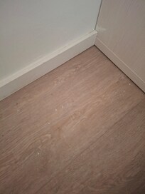 Vom ausmalen noch immer Flecken am Boden wird nicht gründlich gereinigt muss schon lange so sein