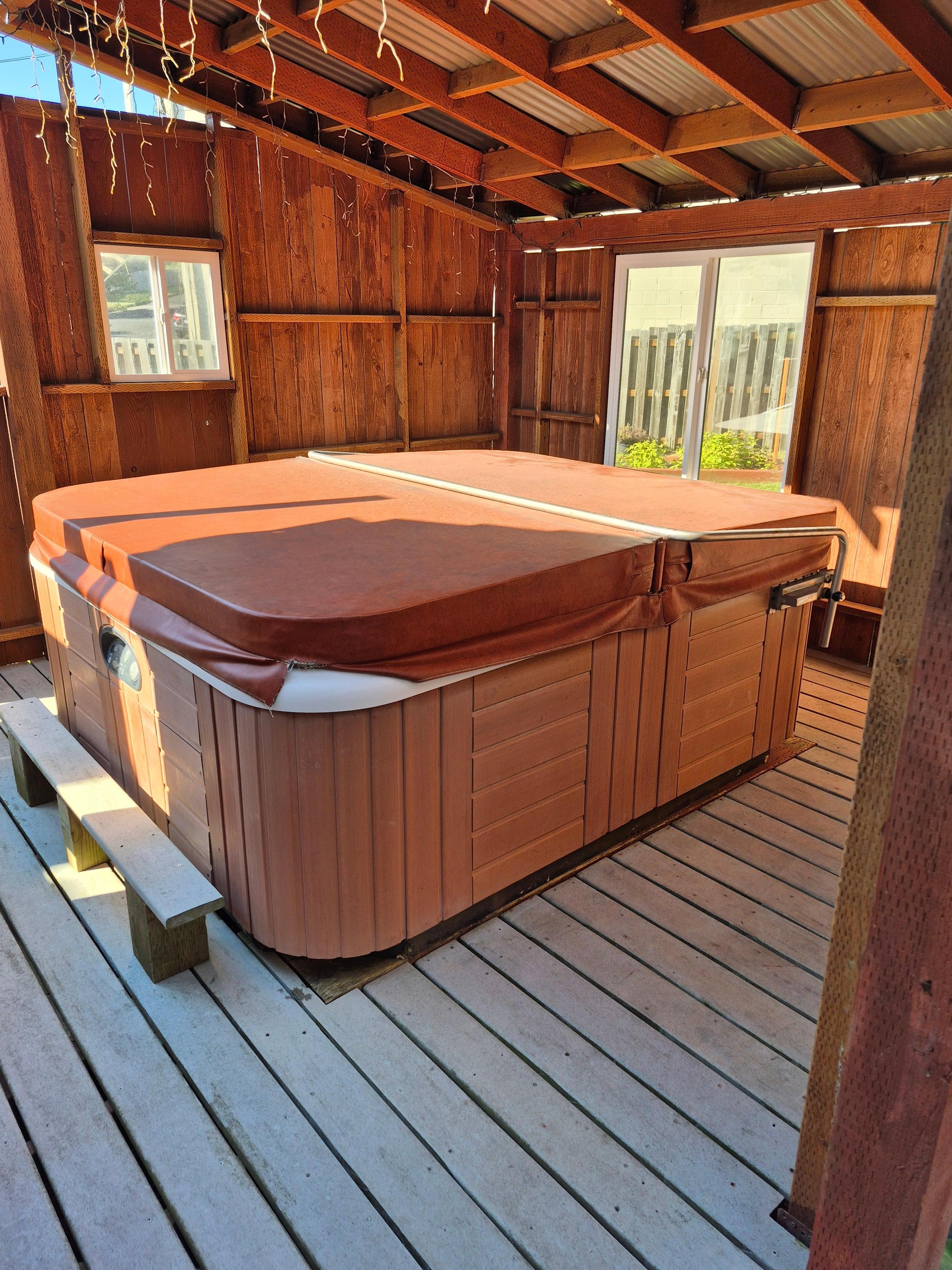 Very nice (and hot) hot tub area with nice lighting,  secluded 
