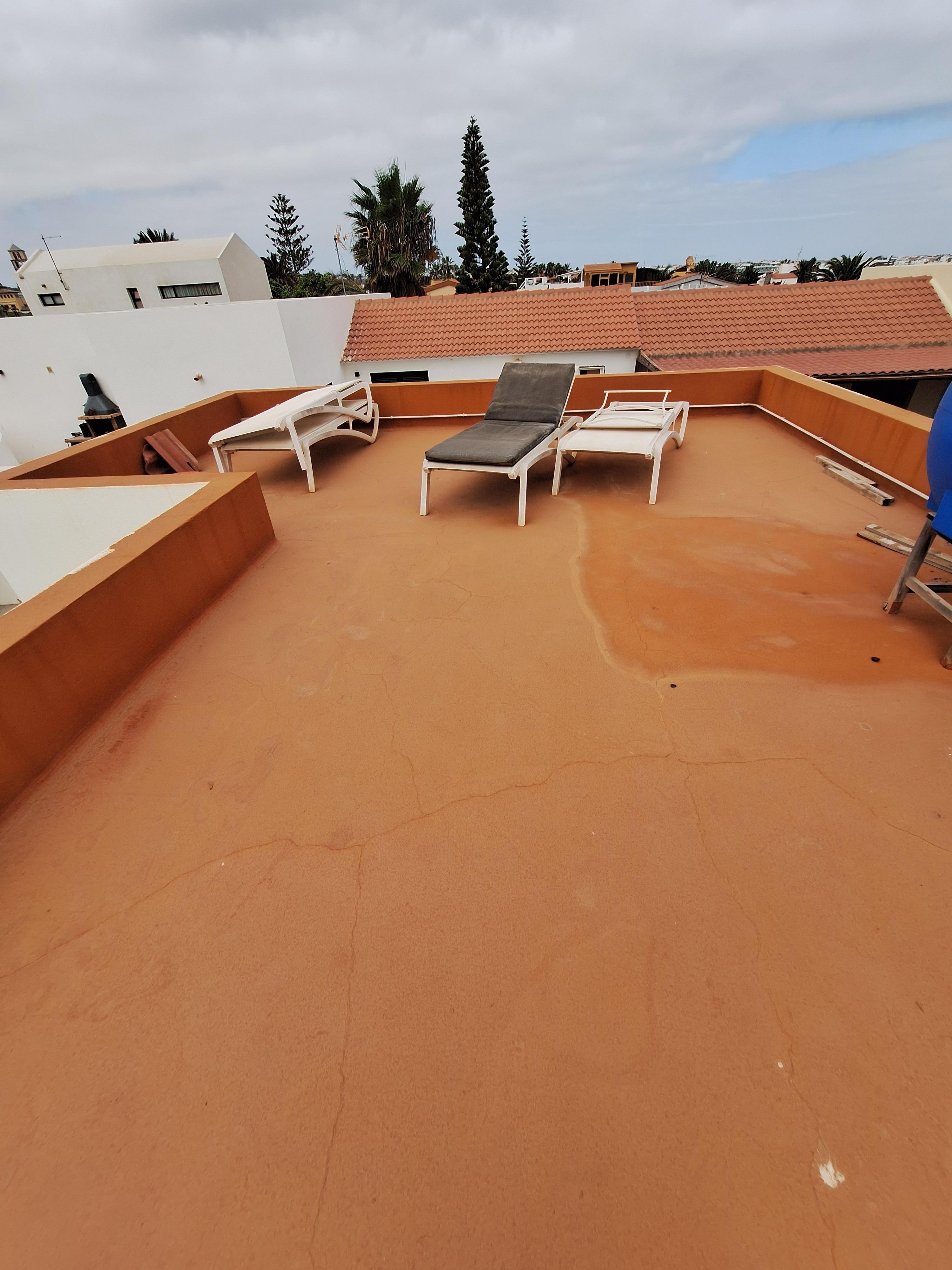 Defekte Liegen und Stühle