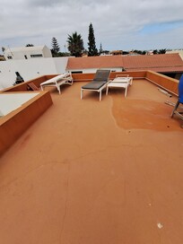 Defekte Liegen und Stühle