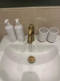 화장실은 작지만 필요한건 다 제공됩니다.