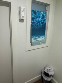 No blind in front window. Used a picture.