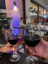 Gratis copa de vino y un pago copa