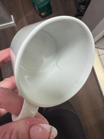 Beskidt kop 1 i værelset (unævnt)