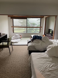 带榻榻米休息区的房间