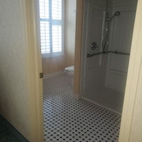 very pretty /clean bathroom