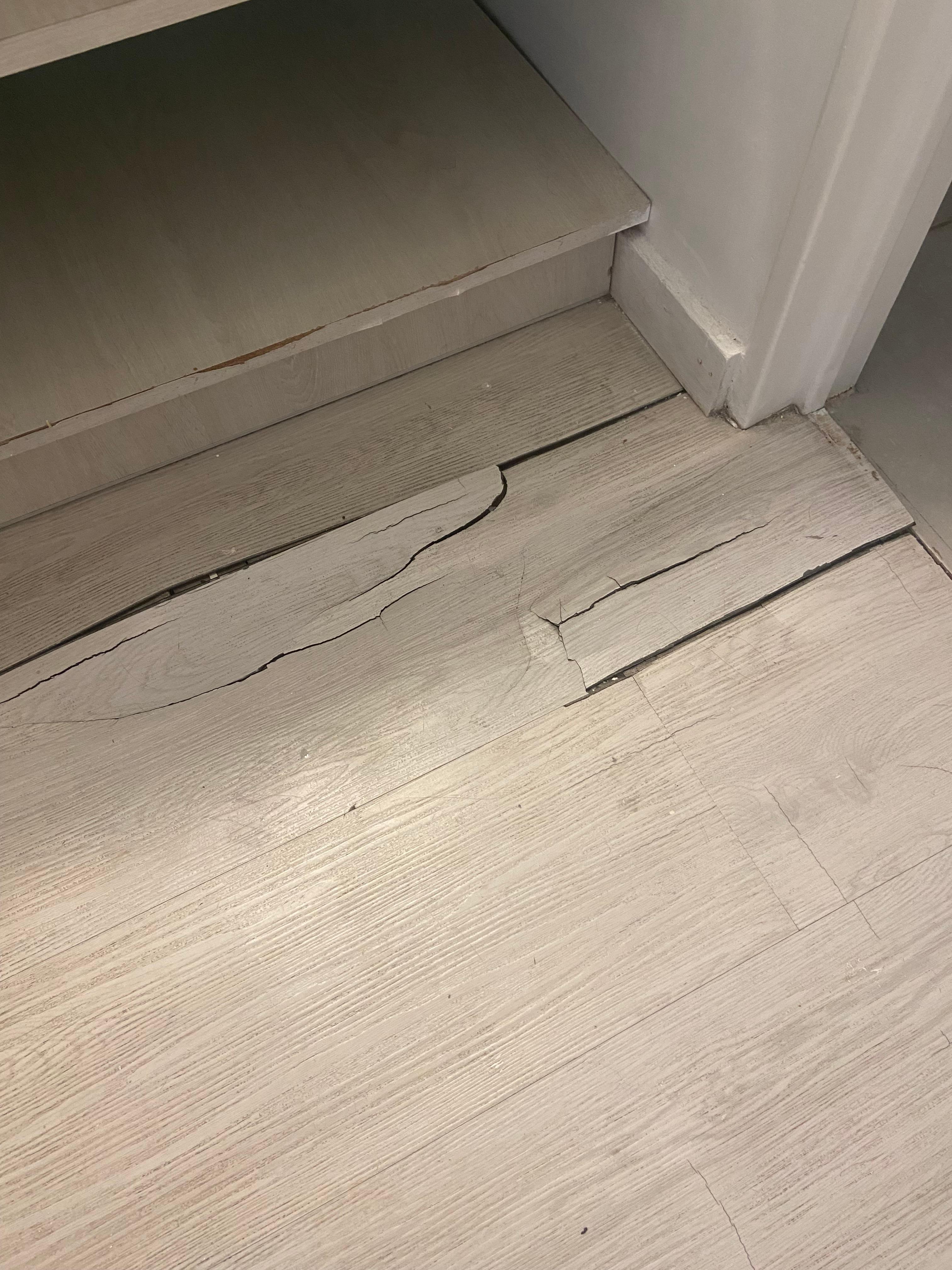 Plancher salle de bain soulèvé et endommagé. 