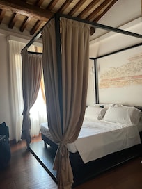 Charming canopy bed with very comfy mattress