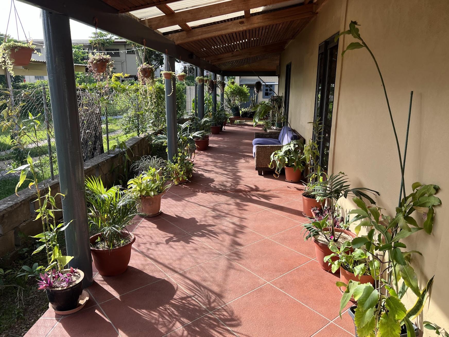 Beautiful decor and plants. Very peaceful to walk through.
