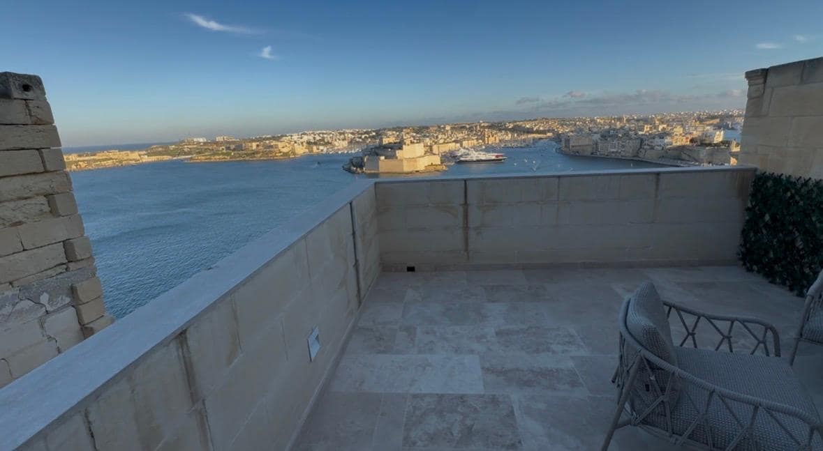 Terrace with a great view. Sun until about 5pm in the afternoon. Great view of firing of the canons at noon and 16:00 every day.