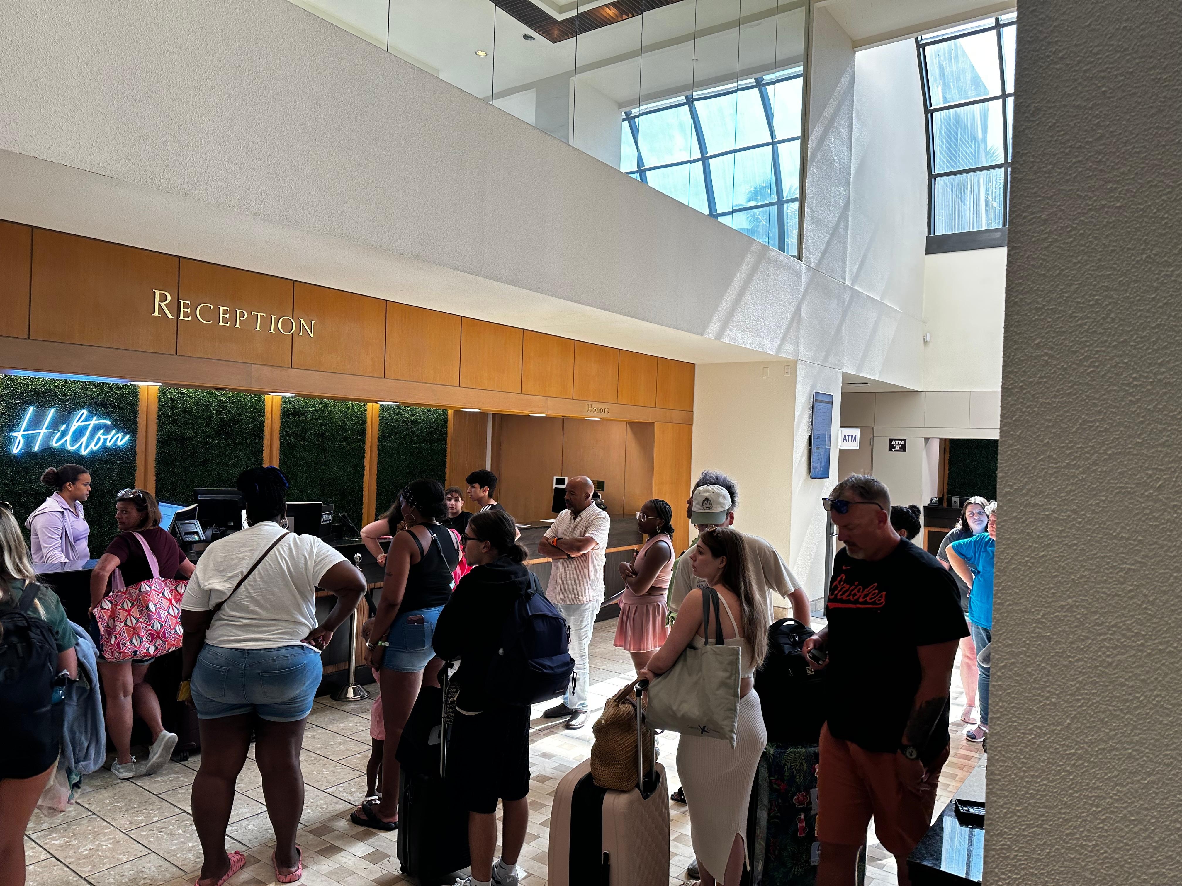 Uma longa e demorada fila na entrada .