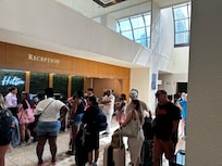 Uma longa e demorada fila na entrada .