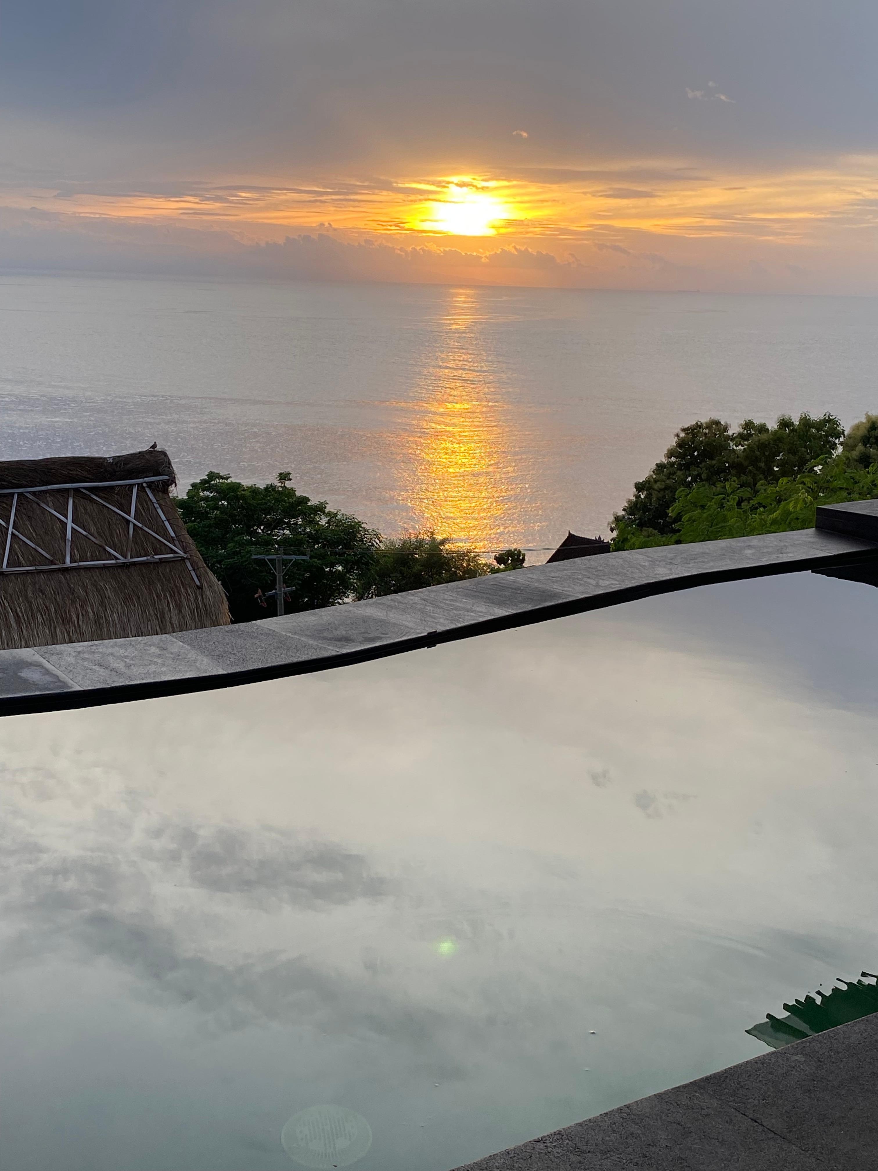 Infinity pool great views ! 