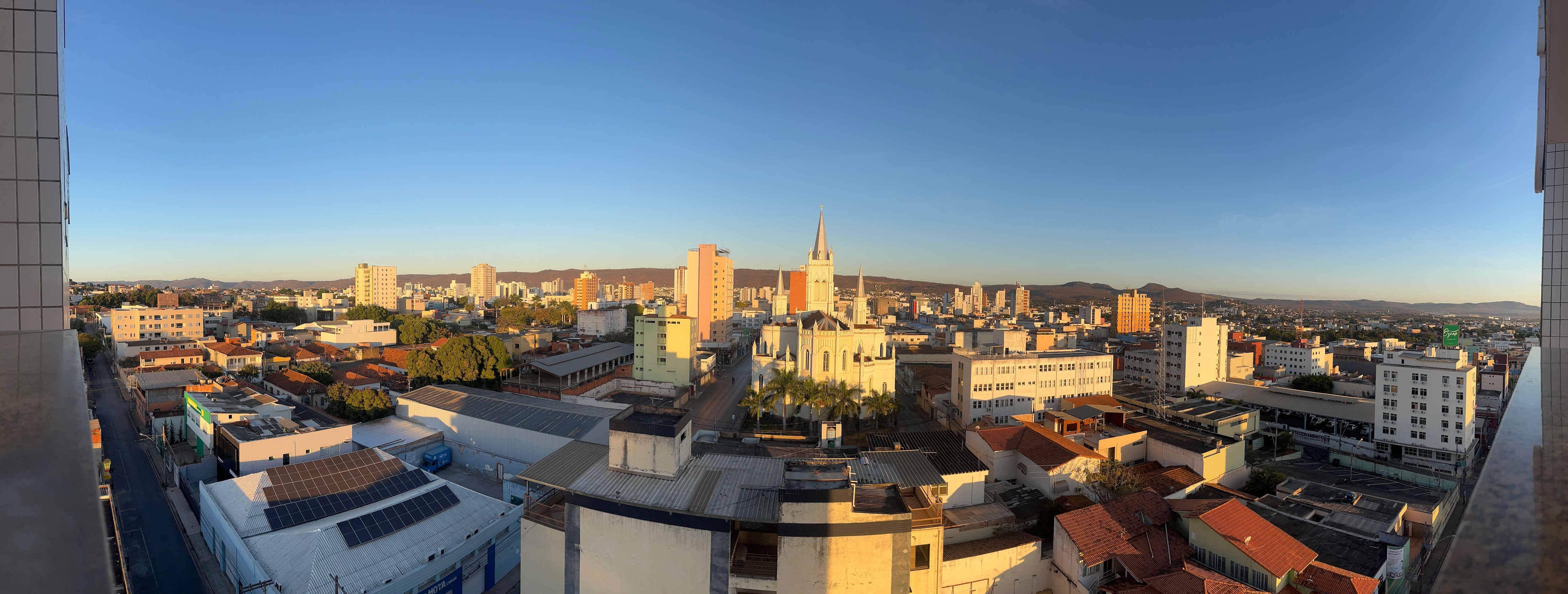 Panorama da cidade com a igreja no centro