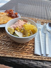 Her bruger de ikke majs fra dåse men friske majs. Lækker morgenmad.