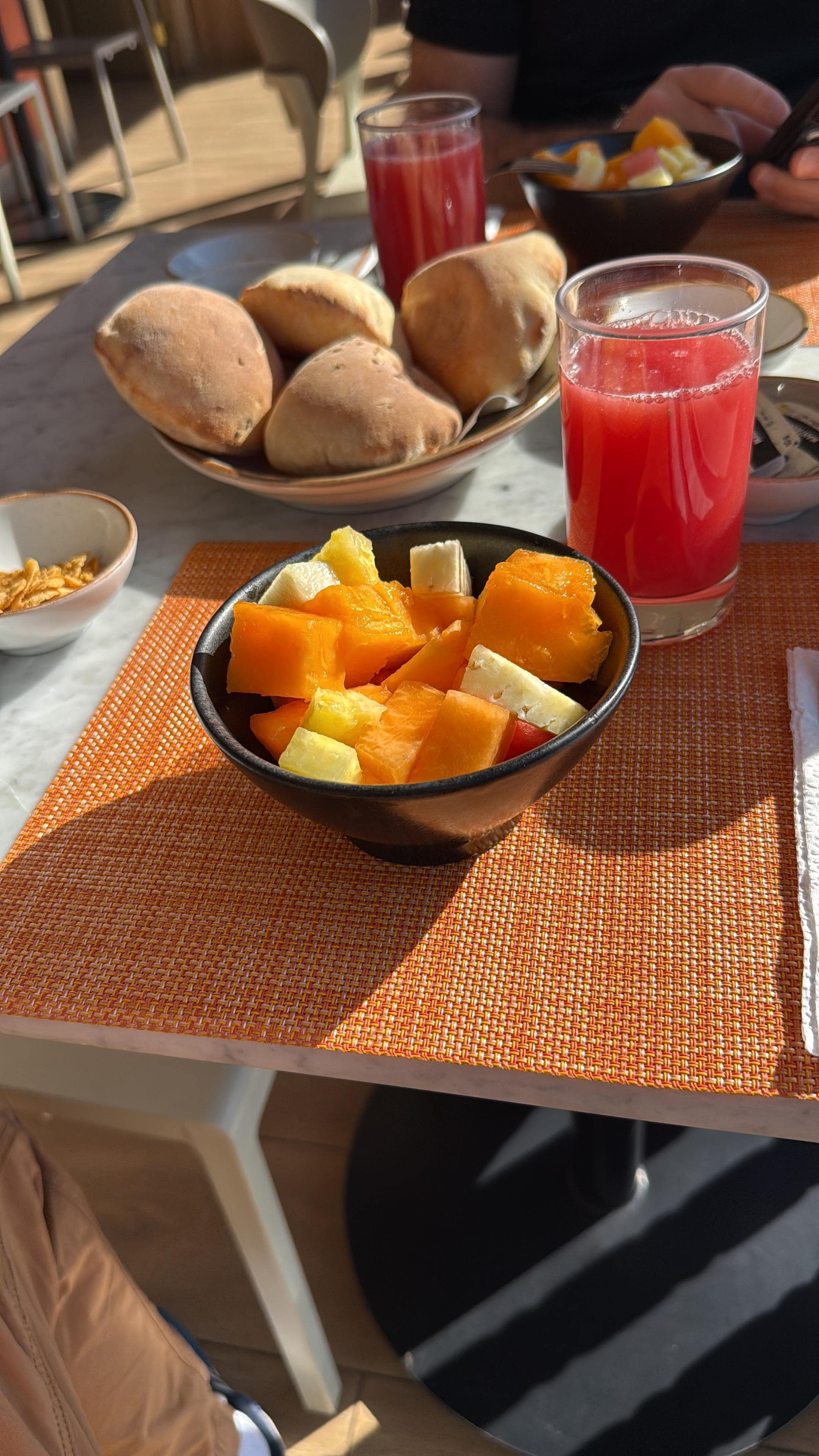 Es gab jeden Morgen frischens Obst, guten Cafe, Eier nach Wunsch und frisches Brot / Semmeln 