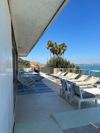 Terrasse mit Sonnenliegen