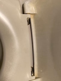 Gammelt skidt ved toiletbræt