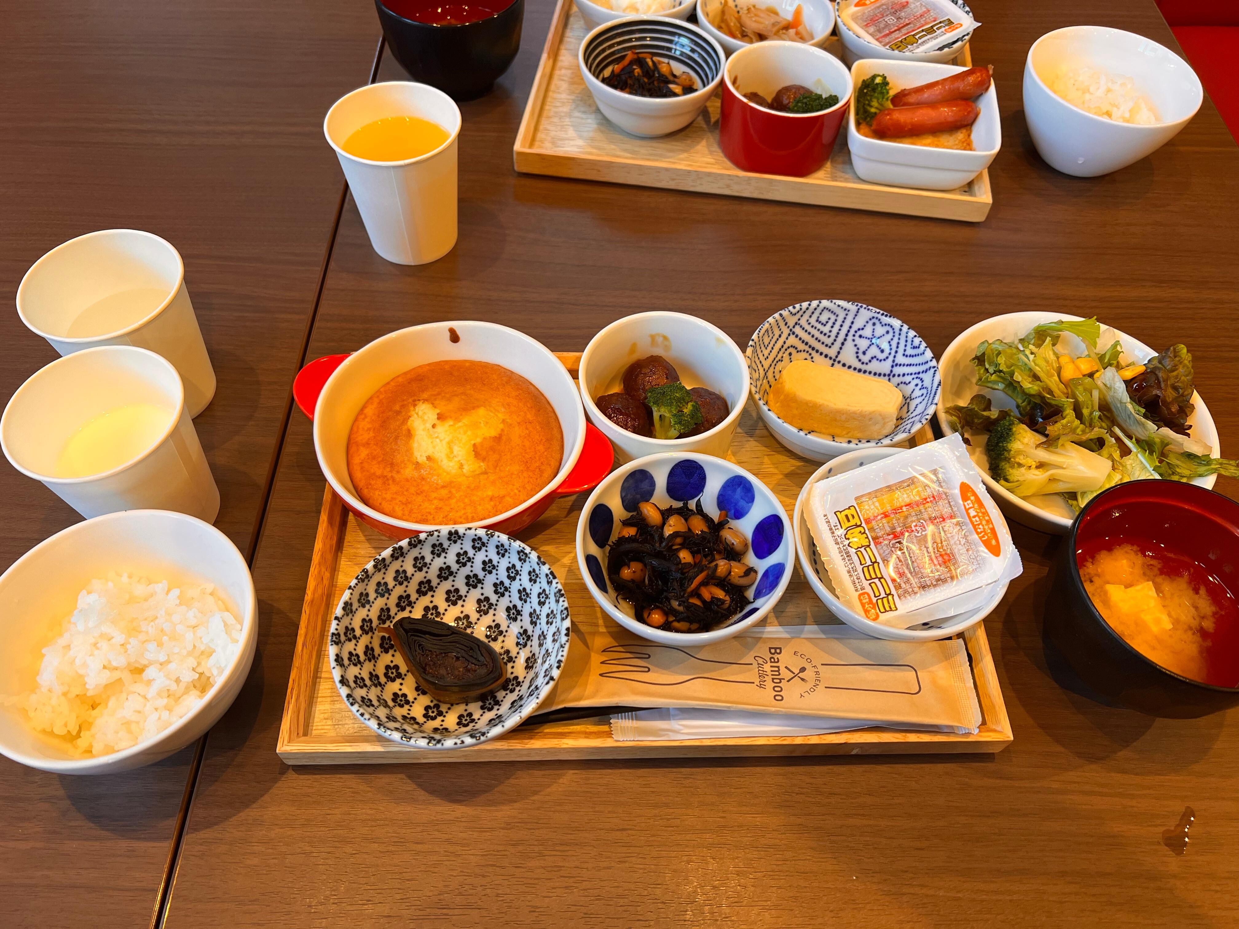 主二品　副菜4品に加えてサラダご飯味噌汁飲み物たくさんいただけました