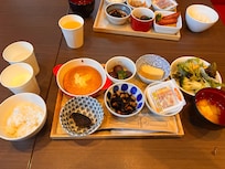 主二品 副菜4品に加えてサラダご飯味噌汁飲み物たくさんいただけました