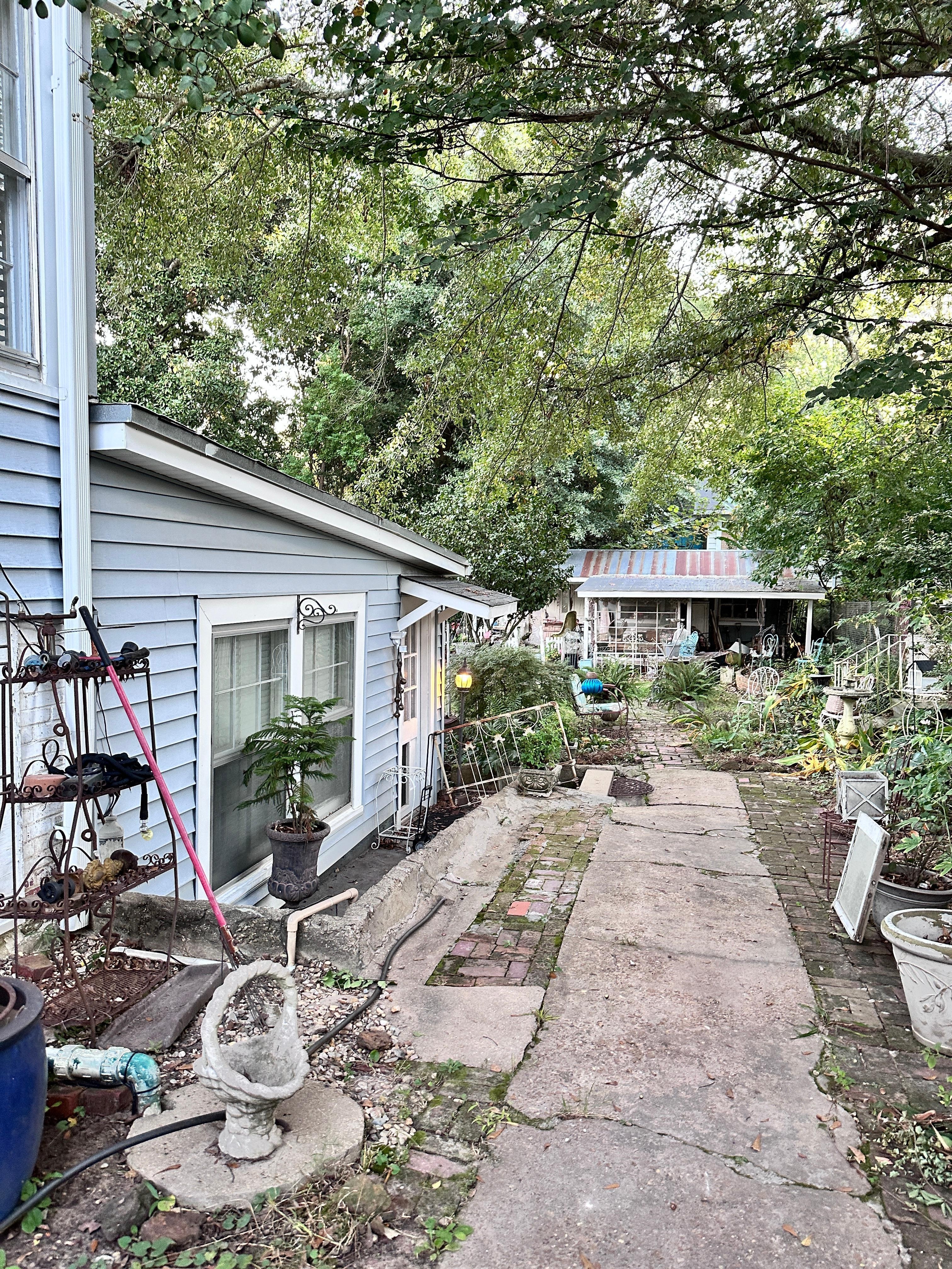 Entrance to the apartment in the rear (obviously not the entire house)