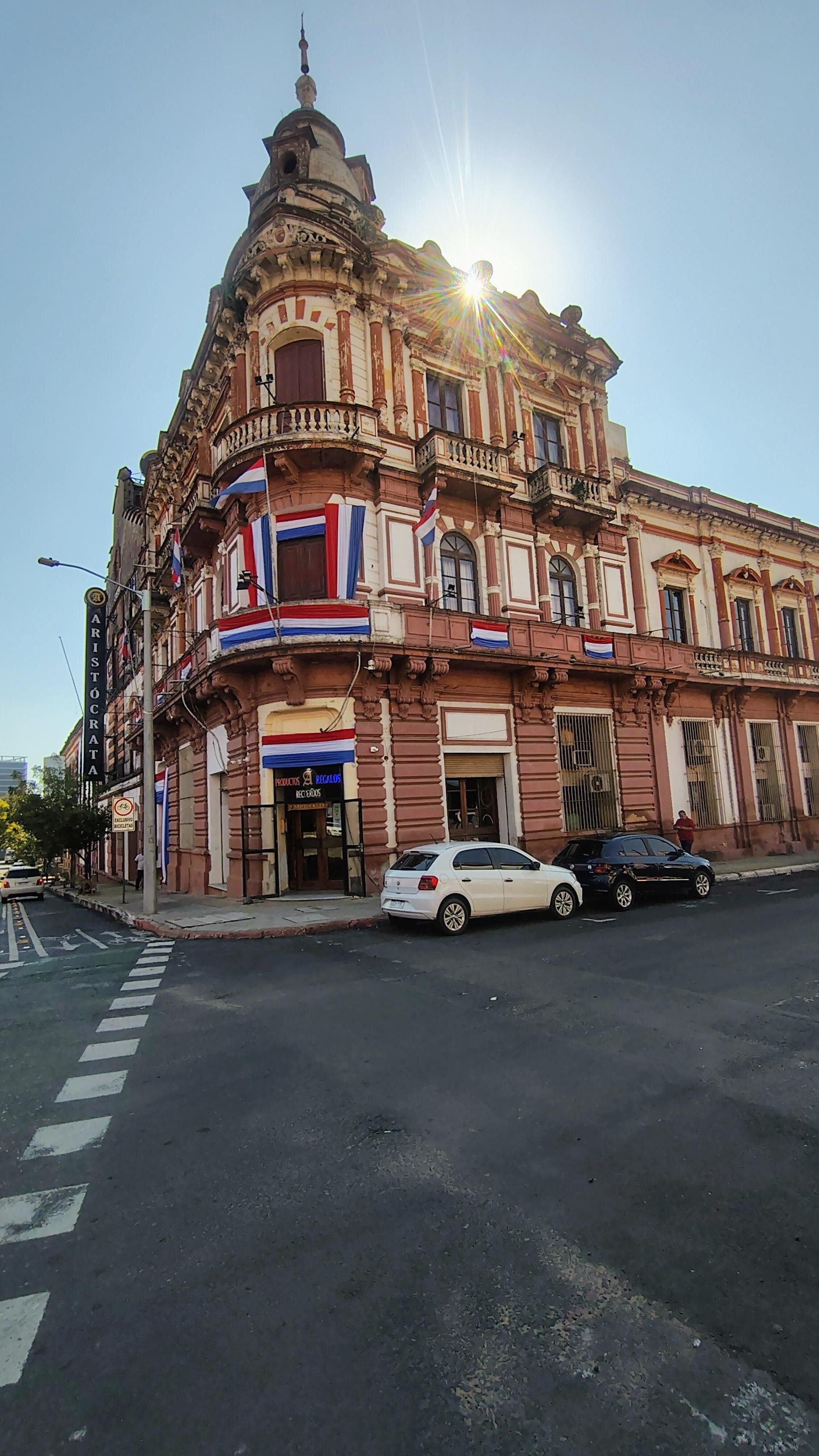 Arquitetura do 2º Império no  Brasil em pleno  centro histórico de Assunção