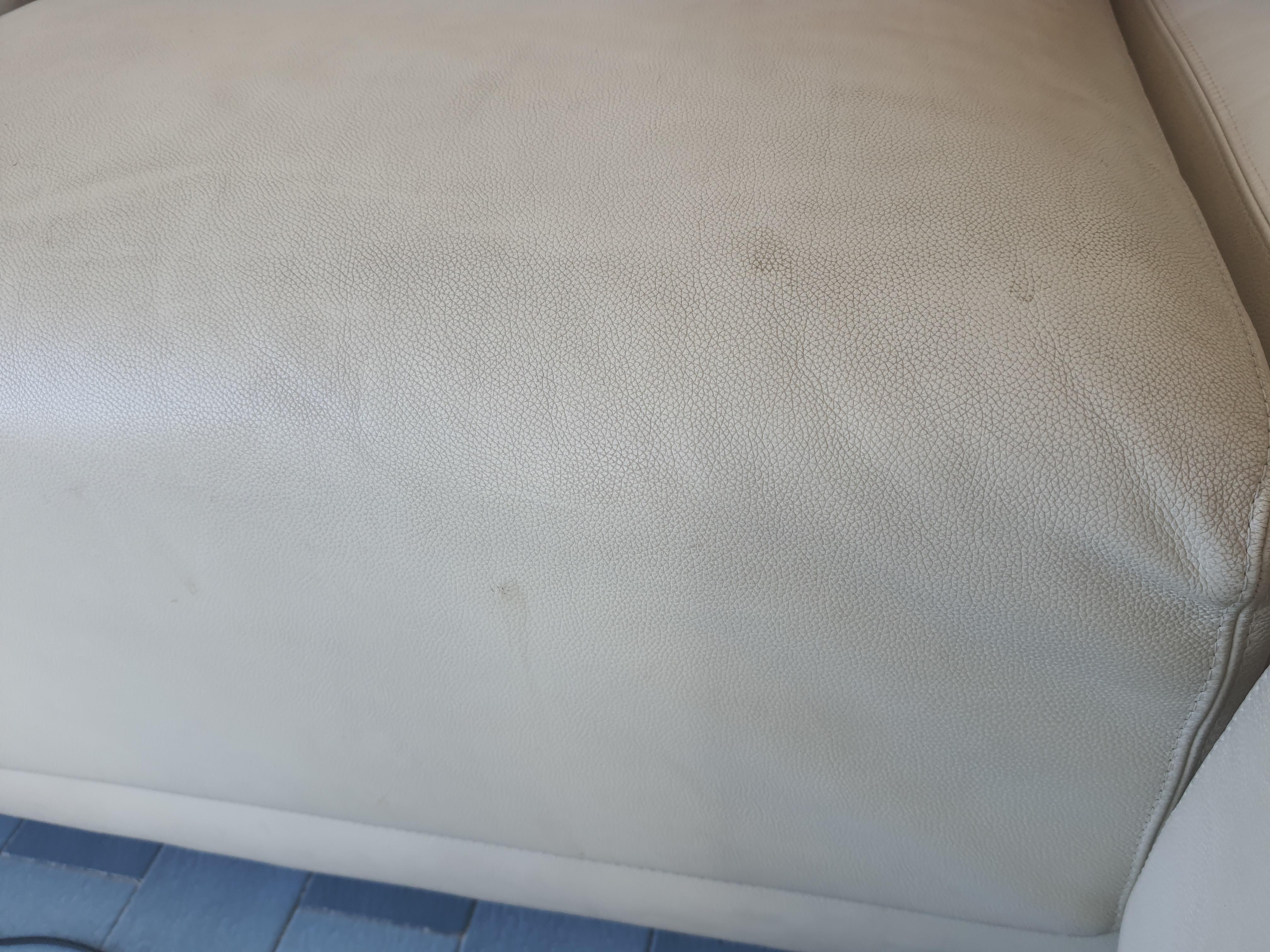 Canape qui a besoin d'un grand nettoyage 