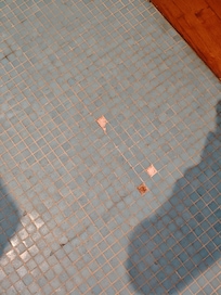 Suelo roto y con peligro de bañarse al ir descalzo