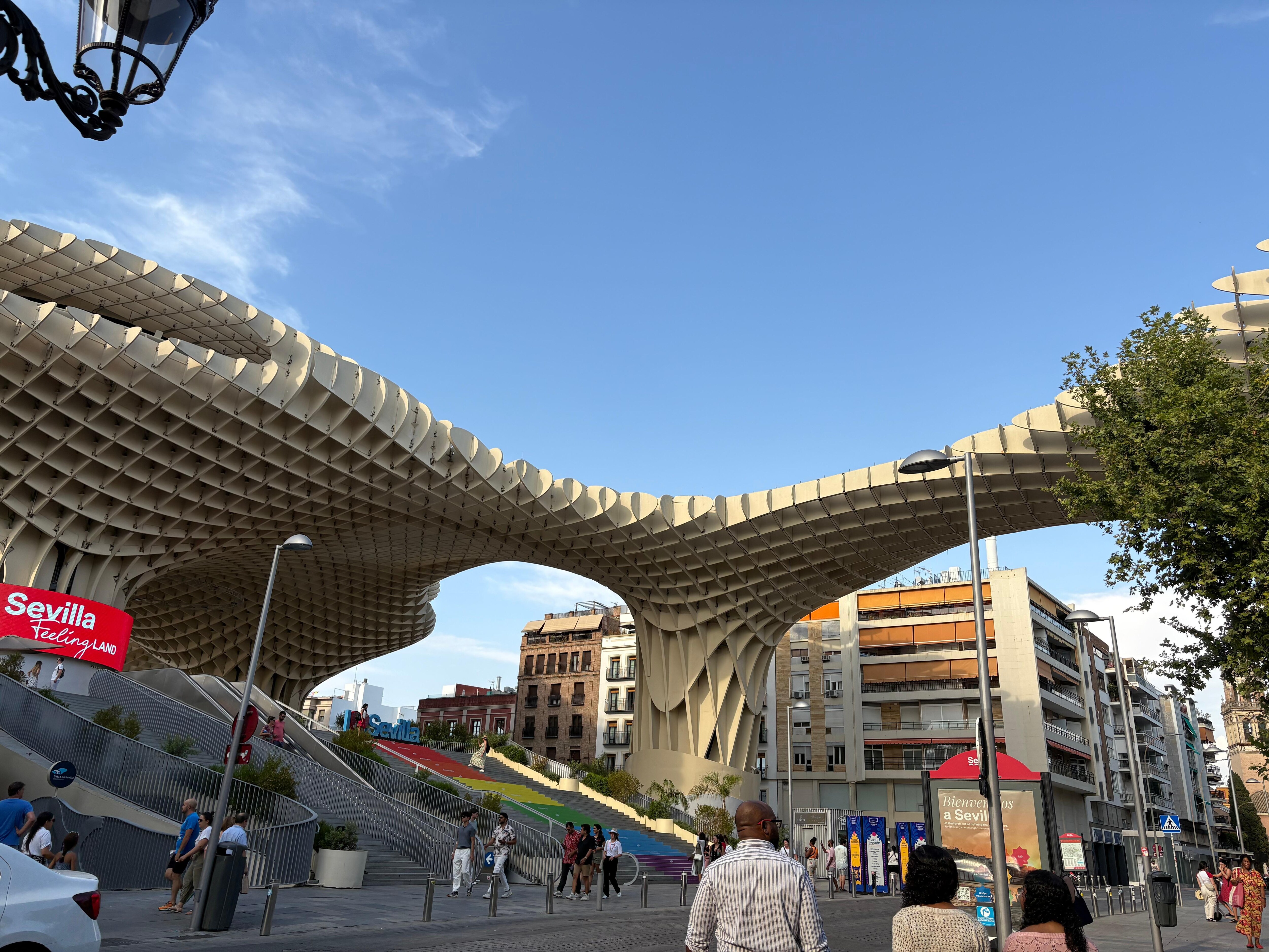 Close to many attractions. Steps away from Setas de Sevilla and many more