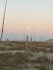 Moon setting on EI