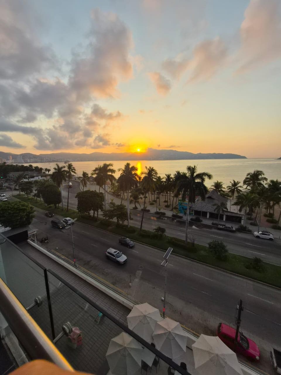 Amanecer en Acapulco, desde el hotel Ramada.
