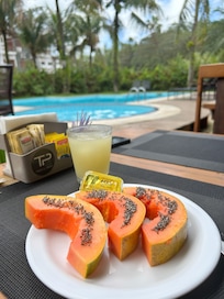 Café da manhã completo, com todos os pães muito frescos e caseiros. Incríveis!