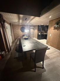 Großer Esstisch und alles liebevoll dekoriert.