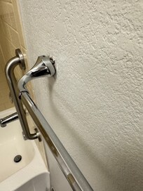 This bar kept on falling every time I had to place a towel on it