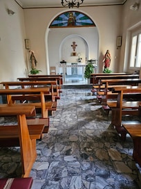 Tem uma linda capela em frente a sala do café da manhã