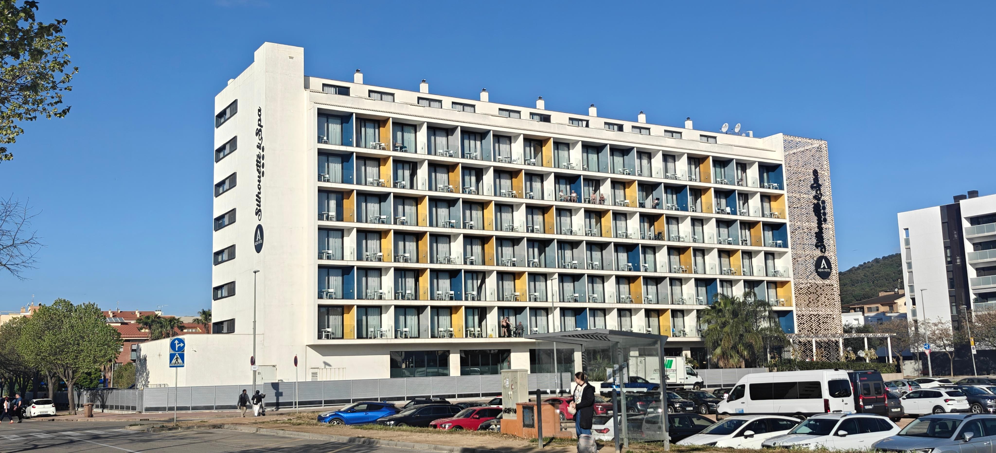 Huset på avstånd, huvudingången nere till höger.