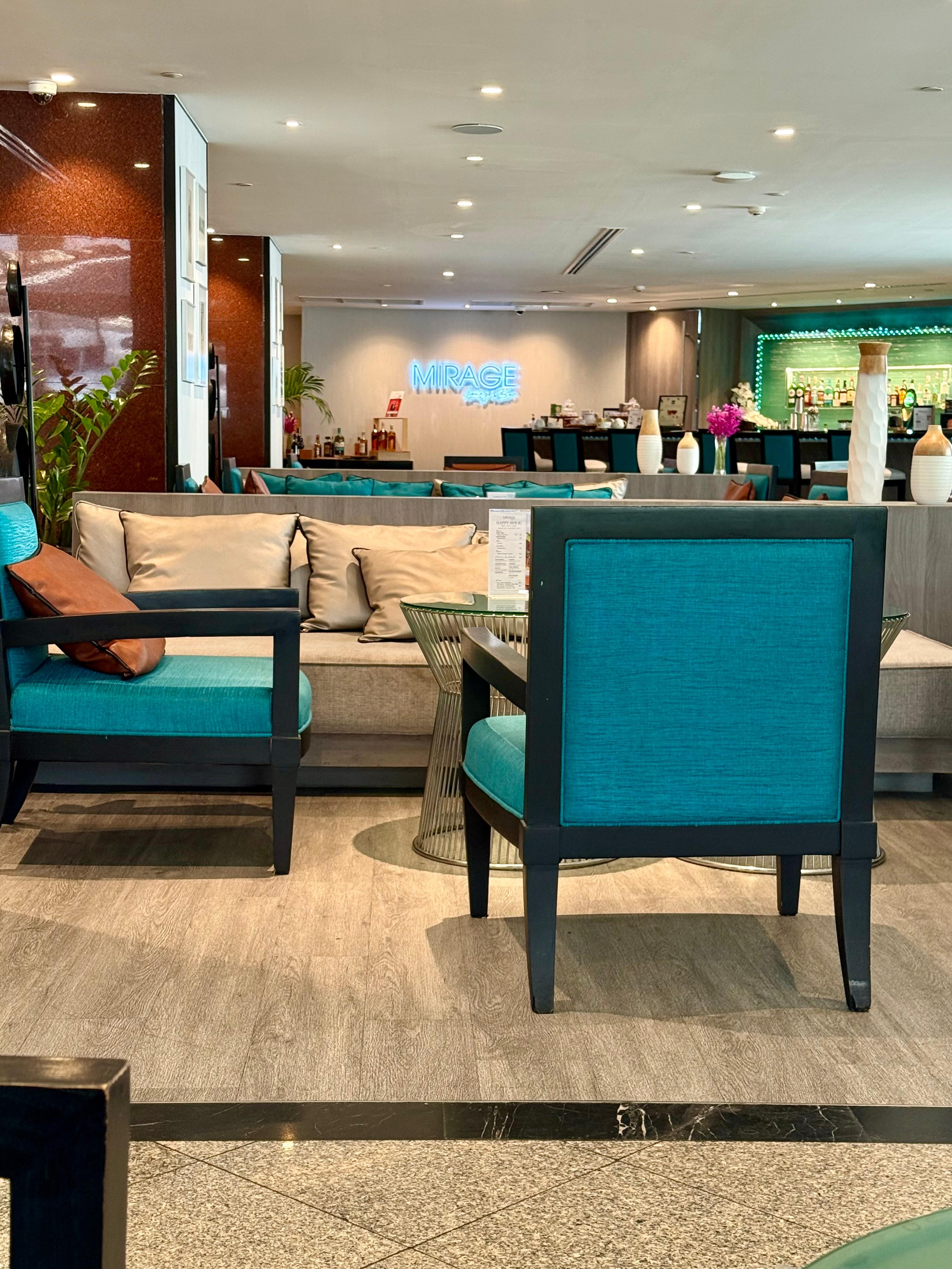 Schöne Lobby mit viel Platz um Leute zu beobachten oder einen Kaffee zu genießen 
