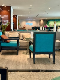 Schöne Lobby mit viel Platz um Leute zu beobachten oder einen Kaffee zu genießen