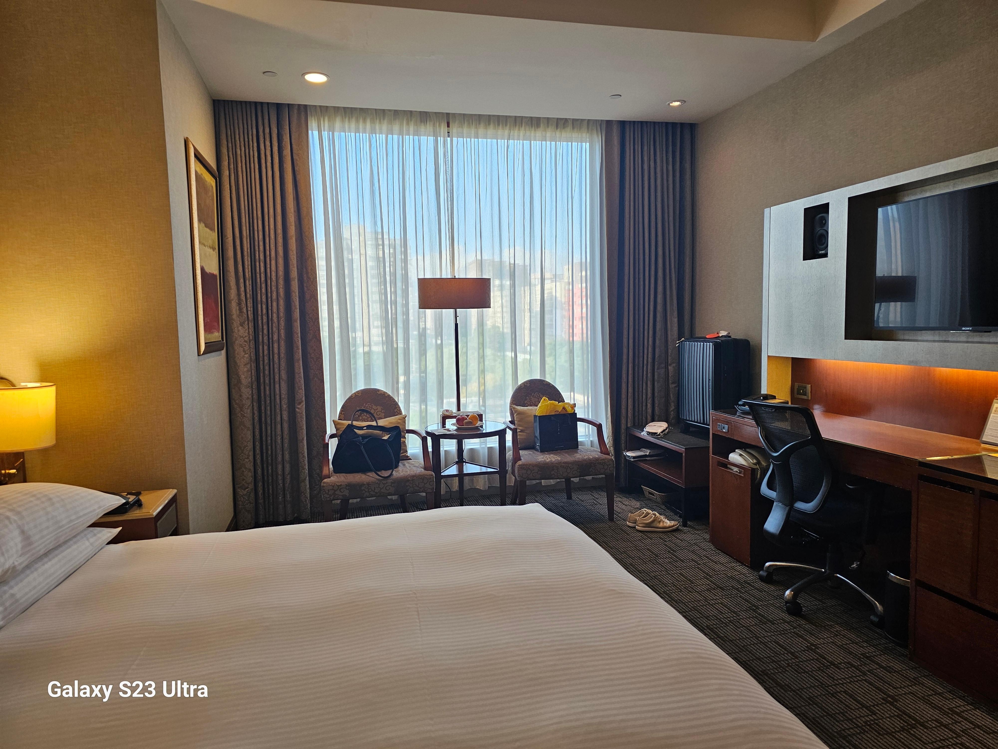 落ち着いたお部屋。ド アも木製のしっかりしたもの。外部の音は全く聞こえません