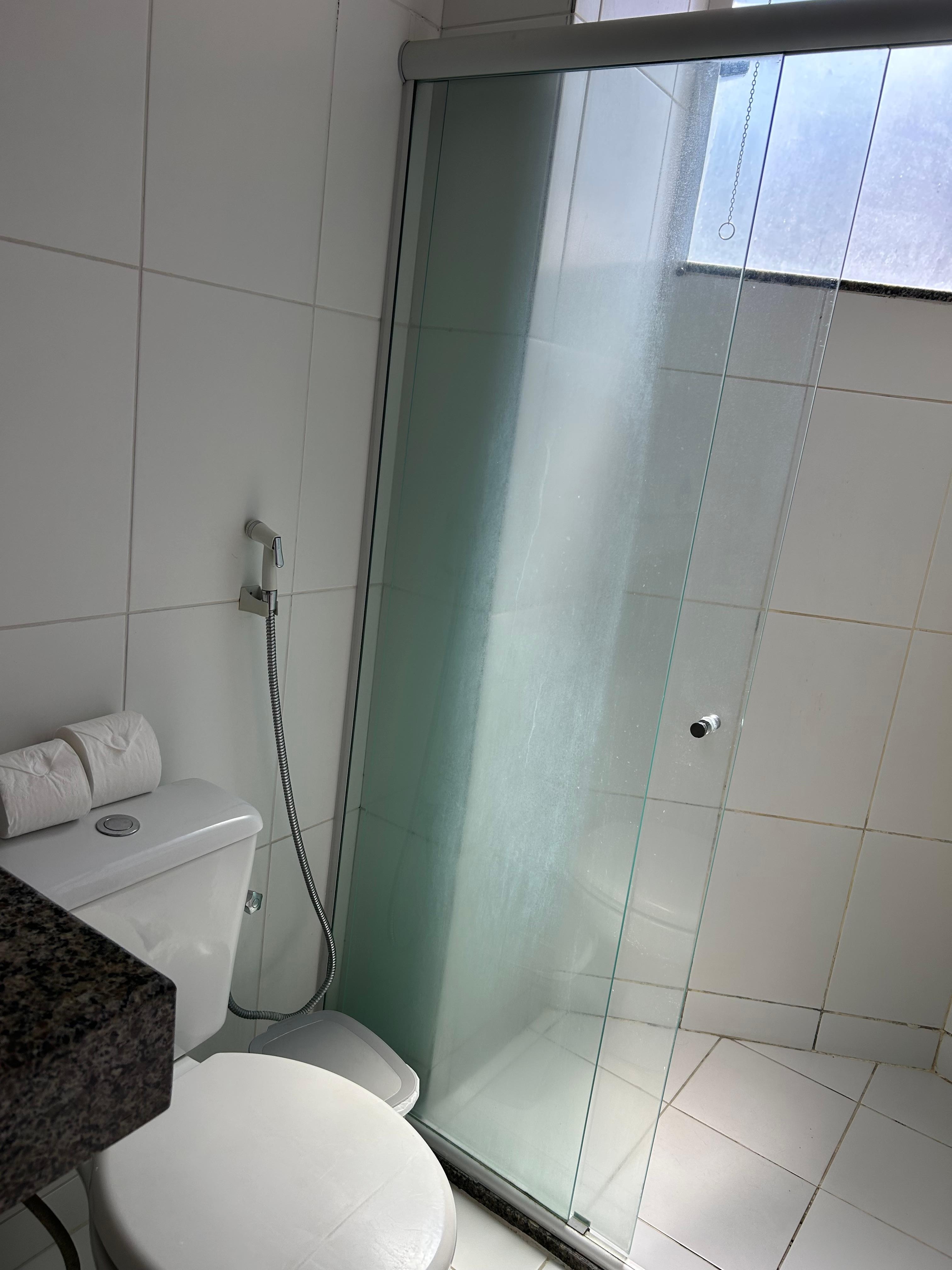 Banheiro satisfatório com uma ducha excelente 