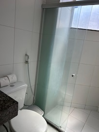 Banheiro satisfatório com uma ducha excelente