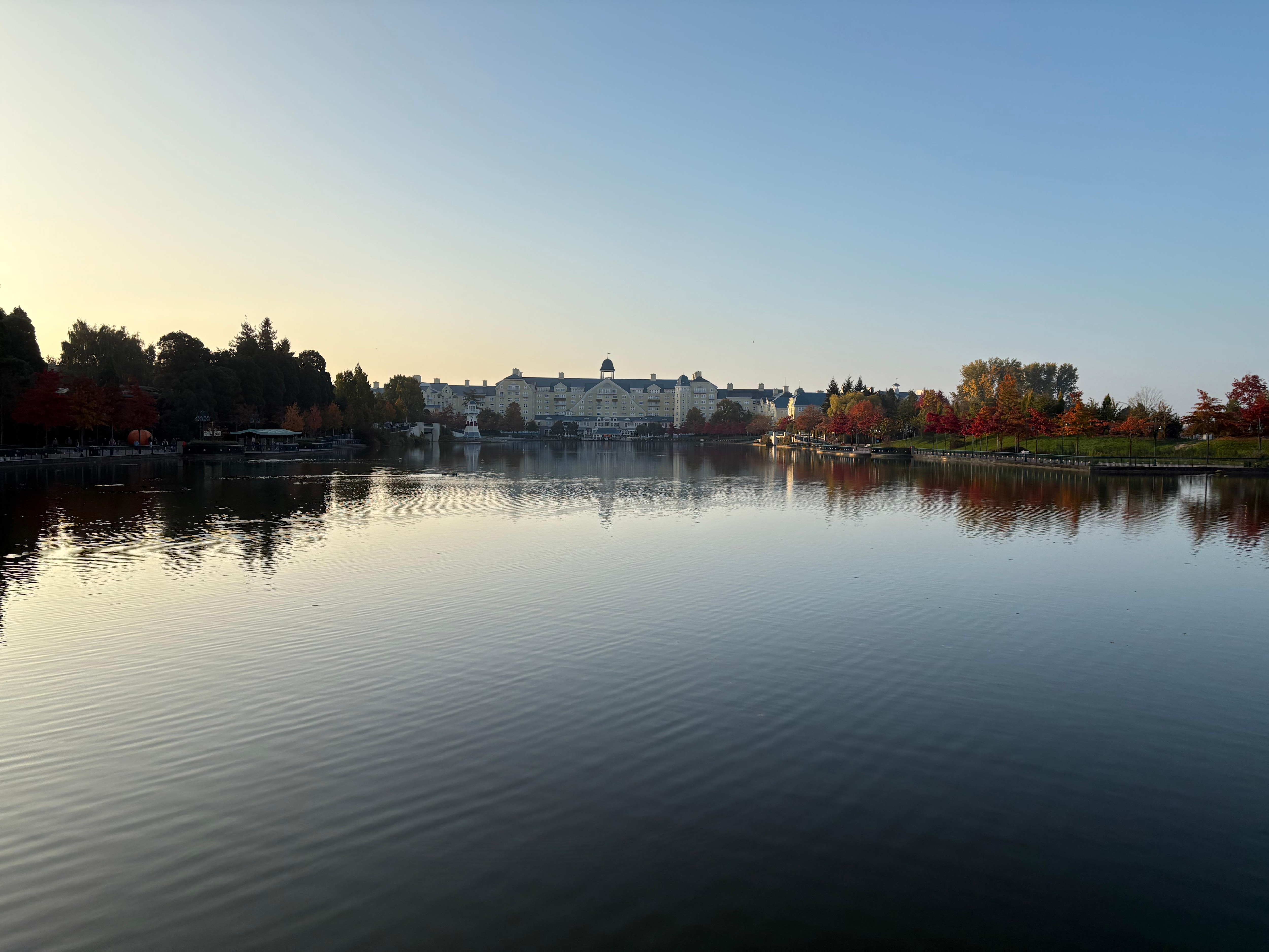湖の反対側からのホテル