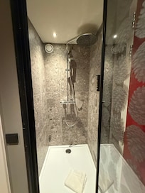 Dusche mit Regendusche