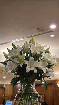 El olor dulce de las flores en el lobby.